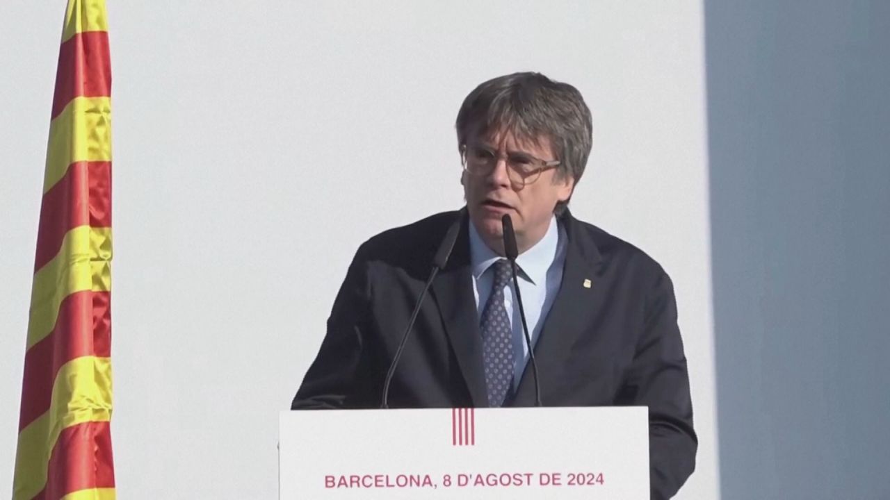 <p>Tras casi siete años en Bélgica, este jueves Carles Puigdemont se presentó en el acto de “recibimiento institucional” organizado por su fuerza política, Junts per Catalunya, en los alrededores del Arco de Triunfo de Barcelona. Lo hizo bajo el riesgo de ser arrestado, dado que sigue pesando contra él una orden de detención emitida por el Tribunal Supremo. Tras dar un discurso, su rastro se perdió. Se desplegó un operativo de búsqueda, pero se desconoce su paradero actual.</p>