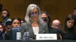 <p>La Dra. Susan Monarez, exdirectora de los Centros para el Control y la Prevención de Enfermedades de EE.UU. (CDC, por sus siglas en inglés), denunció ante una comisión del Senado que el secretario de Salud y Servicios Humanos, Robert F. Kennedy Jr., exigió que todas las decisiones de política y personal de los CDC fueran aprobadas por el personal político.</p>