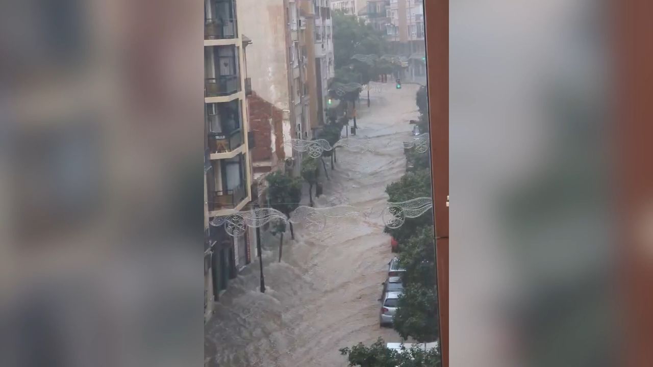 <p>Las autoridades en España han emitido una alerta por la llegada de una nueva DANA que ha comenzado a afectar a Málaga, provocando lluvias intensas, inundaciones y desbordamientos de ríos en la ciudad y alrededores.</p>