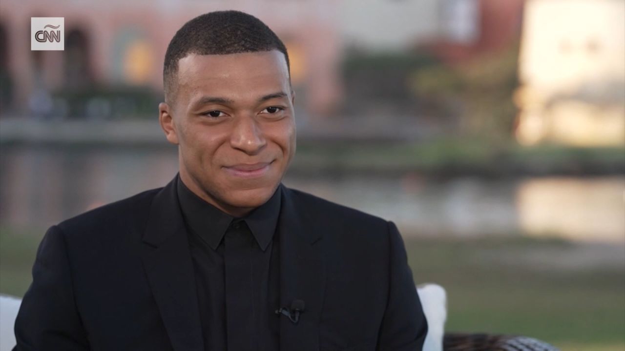 <p>Kylian Mbappé tiene alguno de los títulos más prestigiosos del futból, pero esta superestrella del balompié admite que aún le queda mucho por hacer y conquistar. A nivel nacional, es la ausencia acechante del lustre de un primer título de la Champions League. A nivel personal, el Balón de Oro lo ha eludido. Mientras que a nivel internacional, la Eurocopa es su ambición para completar su colección de campeonatos con la selección nacional de Francia. En entrevista exclusiva para CNN, Mbappé nos habla de todo ello.</p>