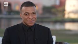 <p>Kylian Mbappé tiene alguno de los títulos más prestigiosos del futból, pero esta superestrella del balompié admite que aún le queda mucho por hacer y conquistar. A nivel nacional, es la ausencia acechante del lustre de un primer título de la Champions League. A nivel personal, el Balón de Oro lo ha eludido. Mientras que a nivel internacional, la Eurocopa es su ambición para completar su colección de campeonatos con la selección nacional de Francia. En entrevista exclusiva para CNN, Mbappé nos habla de todo ello.</p>