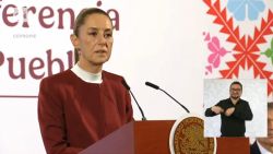 <p>La presidenta de México, Claudia Sheinbaum, repitió este miércoles durante su habitual conferencia matutina que defenderá a los mexicanos que residen en EE.UU. ante las políticas migratorias del presidente electo Donald Trump, y reiteró que su gobierno prepara un plan para hacer frente a eventuales deportaciones masivas.</p>