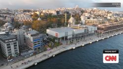 <p>The modern design of the Istanbul Modern Museum of Art seamlessly blends with its historic surroundings by embracing the city's maritime heritage.</p>