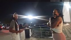 <p>Un mono escapó de su dueña y se colgó del techo de una tienda de disfraces en Plano, Texas, generando una situación inédita. Agentes de la policía tardaron más de media hora en bajar al animal, que se había asustado con un adorno de Halloween. Los funcionarios informaron que el mono salió ileso. </p>