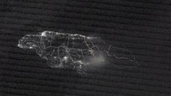 <p>Tras el paso del huracán Melissa, Jamaica sufrió cortes de suministro eléctrico masivos debido a la caída de cables, según informó el Ministro de Energía, Daryl Vaz. Muchas escuelas continúan sin luz ni agua. La isla no recibía el impacto directo de un ciclón de gran magnitud desde 1988.</p>