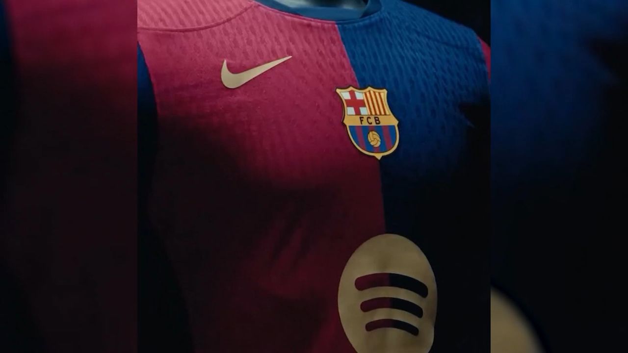 <p>El FC Barcelona y Nike revelaron la nueva camiseta del equipo catalán. Con motivo del 125 aniversario del club, optaron por un diseño inspirado en momentos históricos para el barcelonismo.</p>