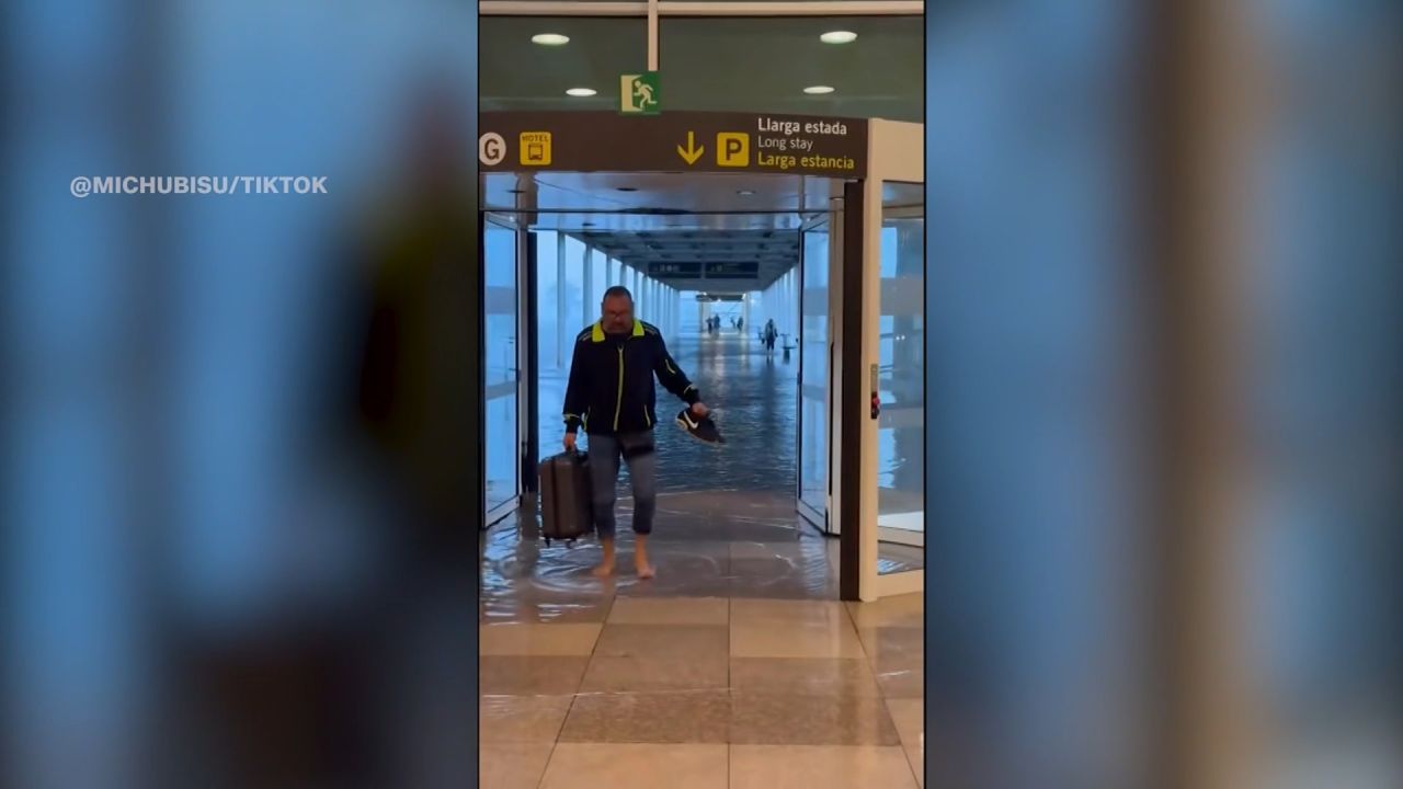 <p>Algunas zonas del Aeropuerto Josep Tarradellas Barcelona-El Prat se inundaron debido a las fuertes tormentas en Barcelona. El fenómeno llevó este lunes a la cancelación y el desvío de vuelos, de acuerdo con las autoridades.</p>