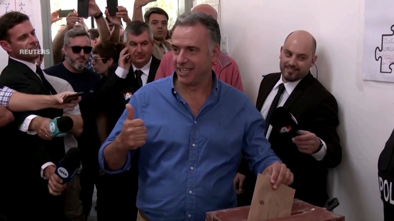 <p>El candidato presidencial uruguayo de centro-izquierda, Yamandú Orsi, acudió a las urnas en Canelones, Uruguay, para depositar su voto durante la jornada electoral de este domingo 27 de octubre.</p>