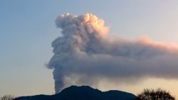 <p>La continua actividad del volcán Lewotobi, ubicado en la Isla de las Flores, en Indonesia, obligó a las autoridades a acelerar las tareas de evacuación de aquellos residentes que se resistían a abandonar sus hogares. El volcán de 584 metros de altura sigue arrojando material volcánico desde su erupción el pasado 3 de noviembre.</p>