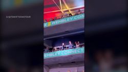 <p>El príncipe William celebró su 42 cumpleaños con dos de sus hijos, el príncipe Jorge y la princesa Carlota, en el concierto "Eras Tour", de Taylor Swift, en Londres. La familia real compartió una foto entre bastidores con Swift y el jugador de fútbol americano Travis Kelce.</p><p><br /></p>