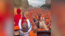 <p>Una melodía de baile con dos sencillas instrucciones y en la que participan miles de hinchas de fútbol vestidos de naranja se ha hecho viral en la Eurocopa de este año. “Links Rechts", o "Izquierda Derecha", del grupo Snollebollekes se ha convertido en el himno no oficial de la selección neerlandesa, y los videos de miles de aficionados bailando antes de los partidos han extendido la alegría por todo el mundo.</p>