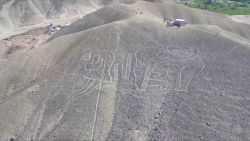 <p>El Gobierno de Perú disminuyó el área protegida de las líneas de Nazca, generando preocupación por la vulnerabilidad de los antiguos geoglifos ante operaciones mineras informales cercanas. La Unesco las declaró Patrimonio de la Humanidad en 1994.</p>
