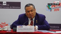 <p>El presidente del Consejo de Ministros de Perú criticó lo que llamó la "politización de la Justicia" que, en su opinión, afecta a la vida política de la nación andina. Sus declaraciones llegan después de que, el pasado miércoles, la Fiscalía de Perú publicara en su cuenta de X (antes Twitter) una convocatoria a la “ciudadanía y a todas las instituciones democráticas" a movilizarse contra los proyectos de ley impulsados por el parlamento, que según el Ministerio Público “colisionan contra el orden constitucional”.</p>