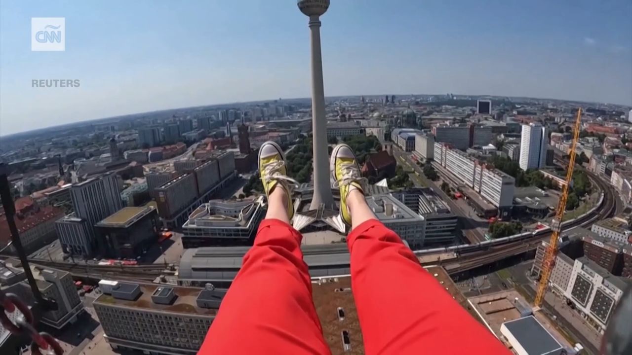 <p>Sobre la icónica Alexanderplatz en el corazón de Berlin cuelga un columpio a 120 metros de altura. Bungee dice de esta atracción que puede parecer que no es para los de débil corazón pero es una oportunidad para que los visitantes pueden sorprenderse a sí mismos.</p>