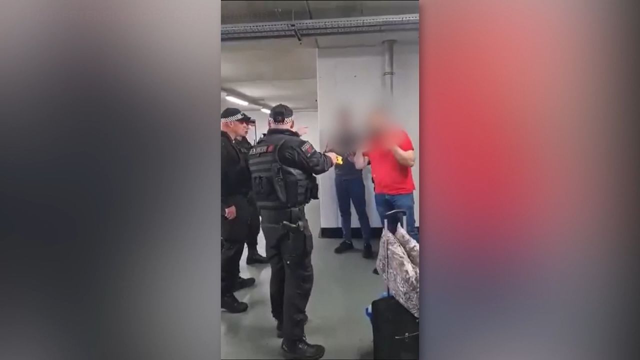 <p>Un policía británico ha sido apartado del servicio de primera línea después de que aparecieran en las redes sociales varios <strong>videos</strong> en los que se veía a agentes golpeando al menos a tres personas en el interior del aeropuerto de Manchester, en un incidente que<strong> la Policía </strong>de la ciudad ha calificado <strong>de "ver</strong>daderamente escandalos<strong>o". Lo</strong>s <strong>videos</strong> virales, en los que se podía ver a un agente pisoteando la cabeza de un hombre, son los últimos en desatar una discusión pública y política en Gran Bretaña sobre si la violencia empleada por la policía era proporcionada o estaba justificada. La <strong>Policía</strong> del Gran Manchester declaró que las imágenes difundidas en las redes sociales mostraban un enfrentamiento que comenzó después de que tres agentes resultaran heridos en una "violenta agresión", <strong>incluida</strong> una agente que sufrió una fractura de nariz.</p>