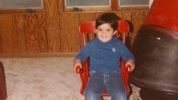 <p>Durante la dictadura del general Augusto Pinochet, de 1973 a 1990, miles de bebés fueron robados a sus madres biológicas y vendidos en adopción, principalmente a parejas extranjeras de Estados Unidos y Europa. En Chile, se les conoce como “los niños del silencio”. Ahora, por primera vez en la historia del país, <a href="/2025/06/03/latinoamerica/chile-acusan-adopciones-irregulares-dictadura-orix">un juez chileno anunció que procesará a personas presuntamente responsables del robo de bebés en el país,</a> informó este lunes el Poder Judicial chileno a través de un comunicado.</p>