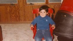 <p>Durante la dictadura del general Augusto Pinochet, de 1973 a 1990, miles de bebés fueron robados a sus madres biológicas y vendidos en adopción, principalmente a parejas extranjeras de Estados Unidos y Europa. En Chile, se les conoce como “los niños del silencio”. Ahora, por primera vez en la historia del país, <a href="/2025/06/03/latinoamerica/chile-acusan-adopciones-irregulares-dictadura-orix">un juez chileno anunció que procesará a personas presuntamente responsables del robo de bebés en el país,</a> informó este lunes el Poder Judicial chileno a través de un comunicado.</p>