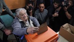 <p>En plena recuperación de un cáncer de esófago, el expresidente uruguayo José “Pepe” Mujica acudió a las urnas para emitir su voto en las elecciones presidenciales del país, y comentó que cree en los jóvenes y en su interés por la política.</p>