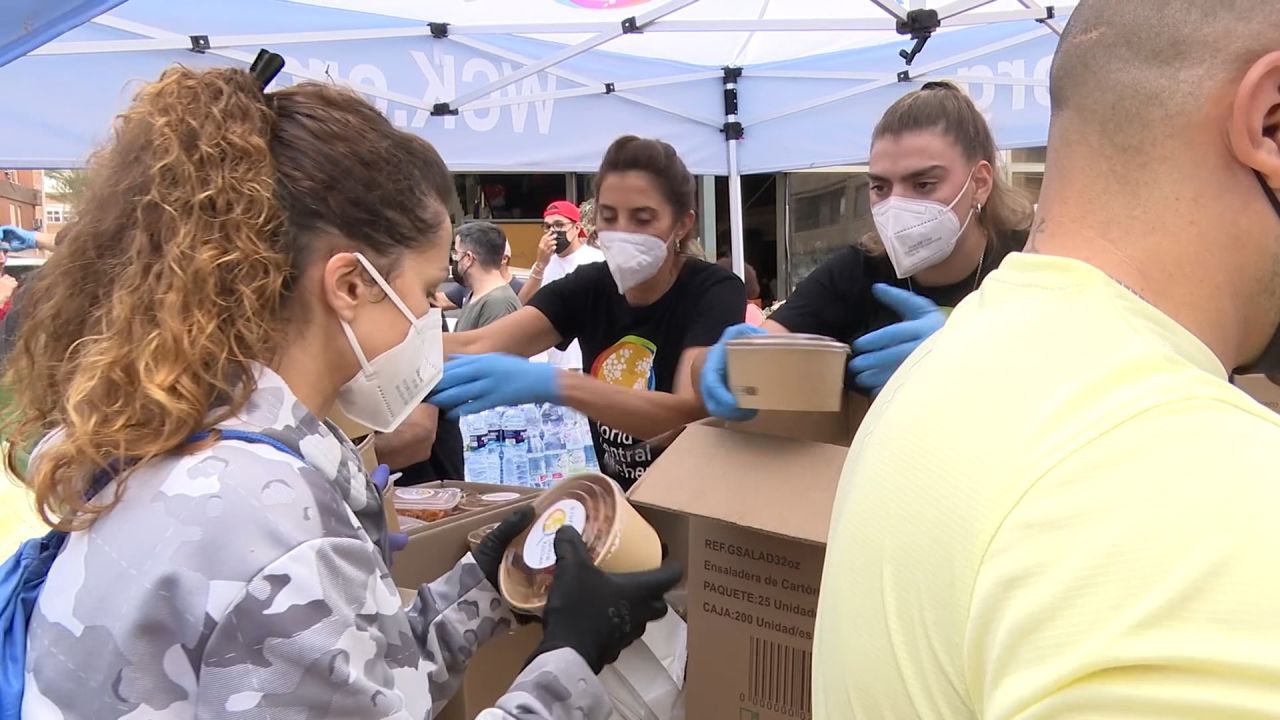 <p>Tras el paso de la DANA muchas personas fueron afectadas por las graves inundaciones en la provincia española de Valencia, lo cual les ha impedido acceder a cocinar en sus hogares, por ello, muchos restaurantes preparan de forma desinteresada comida caliente para ayudar a los damnificados.</p>