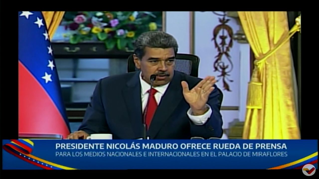 <p>Durante una conferencia de prensa, el presidente de Venezuela, Nicolás Maduro, aclaró la expresión que utilizó en días previos a la elección presidencial sobre un “baño de sangre” si no ganaba. El mandatario dijo que su expresión fue manipulada por la oposición y usada en su contra.</p><p>Más contexto sobre esta expresión en el siguiente enlace: <a href="https://cnnespanol.cnn.com/2024/07/17/maduro-bano-de-sangre-elecciones-venezuela-orix/"><strong>https://cnnespanol.cnn.com/2024/07/17/maduro-bano-de-sangre-elecciones-venezuela-orix/</strong></a></p>