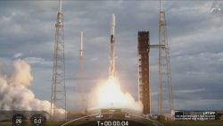 <p>Este lunes la empresa SpaceX, cuyo propietario es Elon Musk, lanzó exitosamente un cohete Falcon 9 con el objetivo de poner en órbita al primer satélite de comunicaciones turco, conocido como Turksat 6A. El lanzamiento se realizó en Cabo Cañaveral y, según el ministro de Transporte e Infraestructura de Turquía, este satélite ampliará la cobertura satelital en el país y de transmisión de televisión.</p>