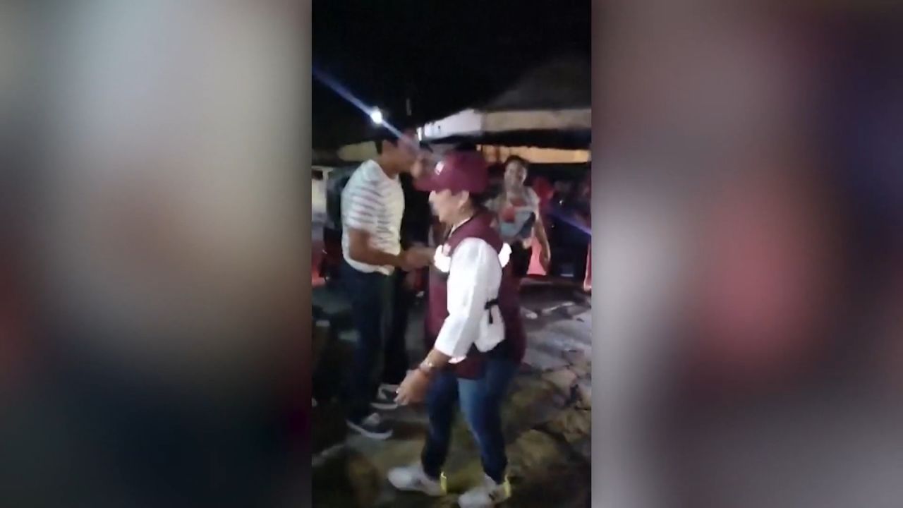 <p>Una transmisión en vivo en Facebook capturó a Yesenia Lara Gutiérrez, candidata del partido Morena, saludando a los residentes mientras desfilaba por las calles de Texistepec, Veracruz, momentos antes de que sonaran disparos fuera de cámara.<a href="/2025/05/12/mexico/asesinan-yesenia-lara-gutierrez-candidata-morena-texistepec-trax"> La candidata a alcaldesa está entre las cuatro personas que murieron en el tiroteo,</a> según la oficina del fiscal general del estado. Otras tres personas resultaron heridas. Las autoridades aún investigan el hecho.</p>