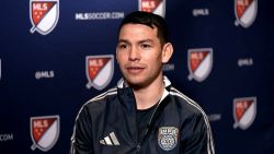 <p>Hirving Lozano debutará este 2025 en la Major League Soccer (MLS) con un club también debutante, el San Diego FC. La llegada del Chucky trae impacto mediático y futbolístico para este equipo en expansión, luego del gran éxito que tuvo el delantero mexicano en su paso por Europa. En entrevista con Elizabeth Pérez de CNN, hizo referencia a la rivalidad de Estados Unidos y México.</p>