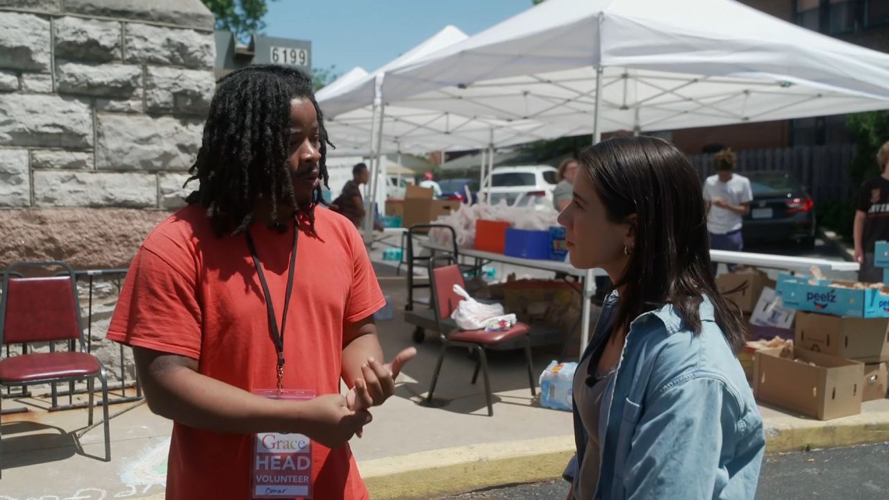 <p>Después de un fin de semana de violentos eventos climáticos que dejaron al menos 28 muertos, en St. Louis, Missouri, miles de hogares quedaron destruidos tras el paso de lo que el alcalde calificó como “una de las peores tormentas en su historia”. En medio del caos Omar Sikes, un veterano de la Marina, ayudó a evacuar a decenas de vecinos a punto de ser alcanzados por un tornado.</p>