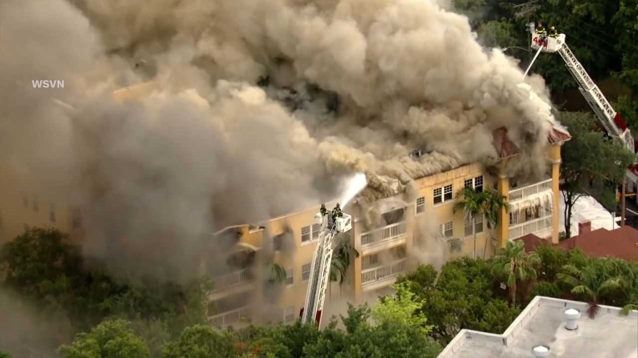 <p>El Departamento de Bomberos de Miami respondió al llamado de un fuego grave o incendio de tres alarmas- la cual requiere varias unidades de bomberos -en un edificio de departamentos.</p>