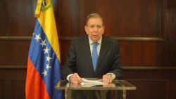 <p>Edmundo González Urrutia dijo que Nicolás Maduro “se autocorona dictador” de Venezuela, en un mensaje que compartió tras la asunción del presidente en su tercer mandato. “Sigo trabajando las condiciones para mi ingreso a Venezuela”, agregó el excandidato presidencial opositor, que reiteró que es el ganador de las elecciones. González Urrutia pidió a las instituciones “desconocer al régimen ilegítimo”.</p>