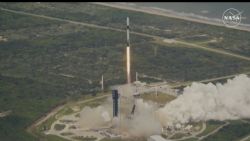 <p>Este sábado, SpaceX lanzó exitosamente la misión Crew-9 desde Cabo Cañaveral, Florida, con el objetivo de reunir a los astronautas Suni Williams y Butch Wilmore, de la NASA. La nave espacial buscará traerlos de vuelta a casa después de haber permanecido en la Estación Espacial Internacional más de 100 días adicionales. El lanzamiento había sido retrasado previamente debido a la amenaza del huracán Helene, pero una vez que pasó el peligro, los equipos reajustaron la nave en la plataforma de lanzamiento.</p>