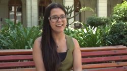 <p>Isidora Uribe, una joven chilena con discapacidad motora, inició a los 17 años un proyecto que llegó a convertirse en una fundación que busca concientizar a la sociedad sobre cómo lograr una inclusión efectiva. En 2022, la Naciones Unidas la nombró "jóven líder mundial", y en 2024 tuvo la oportunidad de exponer su visión sobre la discapacidad frente al papa Francisco. Cris Ulloa conversó con ella para CNN.</p>
