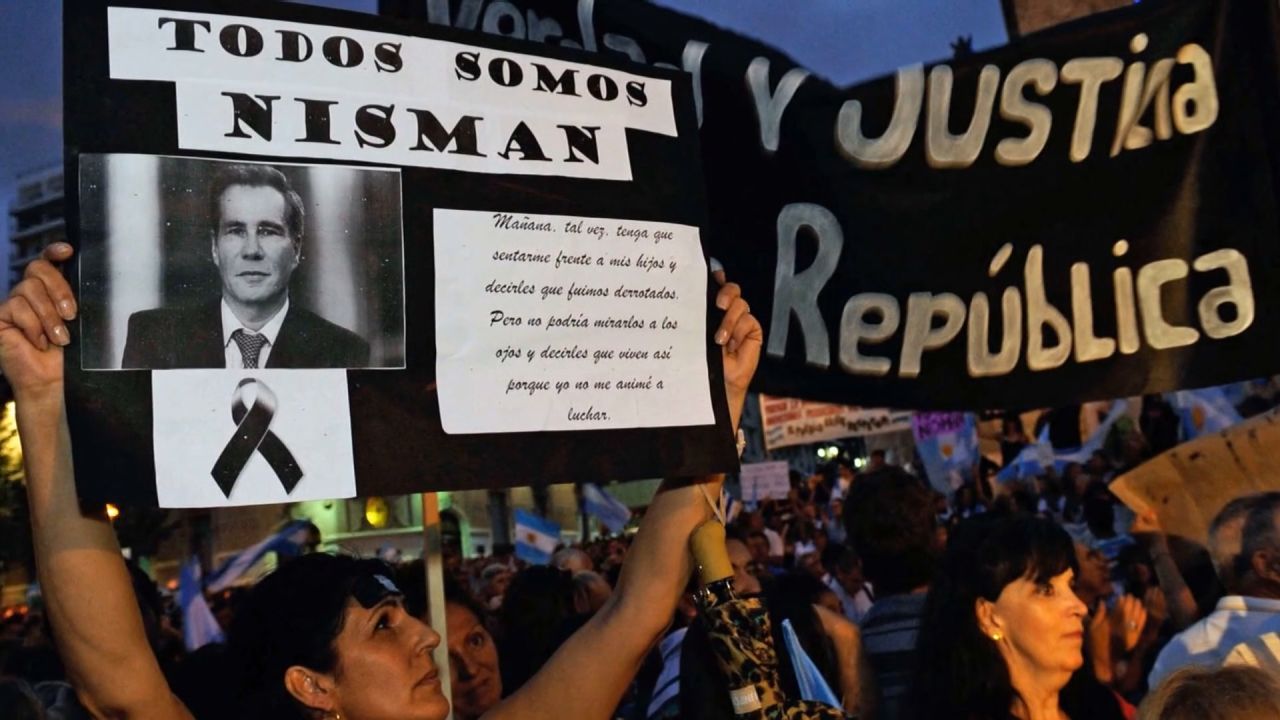 <p>El fiscal Alberto Nisman, quien investigaba el atentado a la Asociación Mutual Israelita Argentina (AMIA), fue encontrado muerto en 2015 y este lunes recibió un homenaje en Buenos Aires. Iván Pérez Sarmenti tiene los detalles.</p>