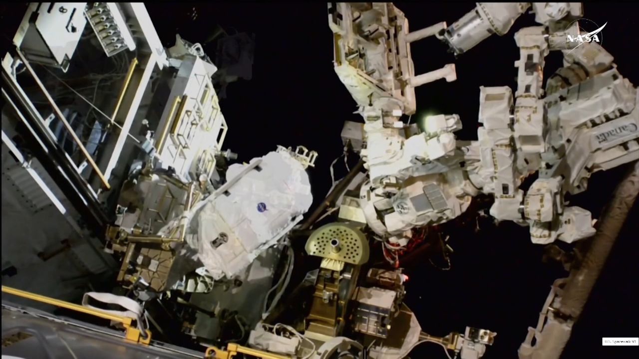 <p>La comandante de la Estación Espacial Internacional, Sunita Williams, realizó su primera caminata espacial desde su llegada hace más de siete meses, acompañada por Nick Hague de la NASA. Durante la caminata Williams llevó a cabo reparaciones. Esta actividad forma parte de una serie de caminatas espaciales programadas, la próxima misión está prevista para la semana que viene.</p>