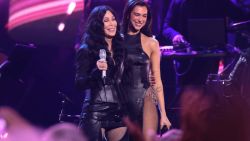 <p>En la ceremonia de inducción 2024 al Salón de la Fama del Rock and Roll, Cher junto a Dua Lipa dieron un espectáculo al interpretar la canción “Believe” uno de los icónicos temas de la cantante de <strong>78</strong> años. La intérprete estadounidense fue parte de la clase de 2024 que ingresaron al Salón de la Fama del Rock and Roll, junto a otra leyenda de la música como Ozzy Osborne.</p>