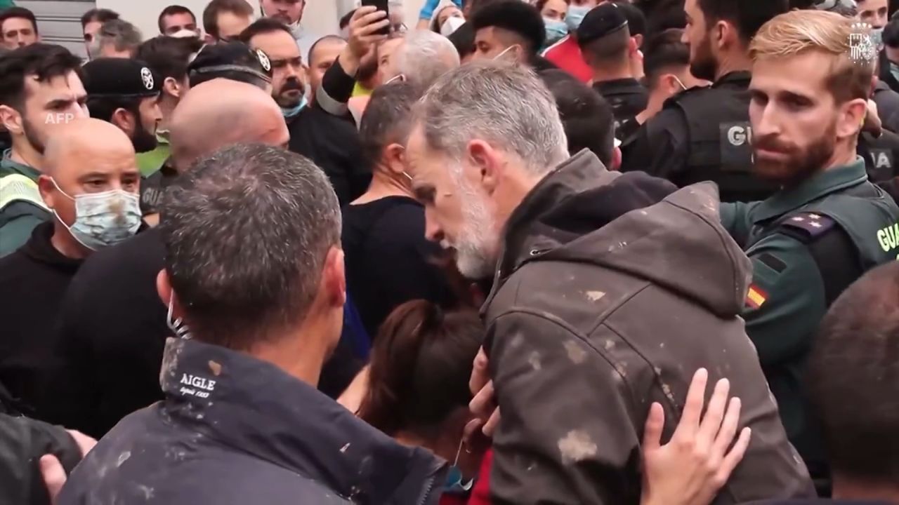 <p>Durante una visita a una zona afectada por las inundaciones en Paiporta, Valencia, vecinos arrojaron barro contra el rey Felipe II. Pese a las protestas, los reyes conversaron con los ciudadanos.</p>