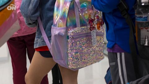 <p>El Gobierno de Trump está sacando a cientos de niños migrantes que ya residen en Estados Unidos de sus hogares y poniéndolos bajo custodia del gobierno, en ocasiones separándolos de sus familias y dificultando su liberación, según múltiples fuentes familiarizadas con el asunto.</p>