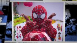 <p> Conoce la historia de Rubén Pastorini, el “Spiderman del oeste” que visita a los niños en los hospitales de Argentina junto a sus “Superamigos”, con quienes recorre las calles de Buenos Aires en su motocicleta para regalar sonrisas. </p>