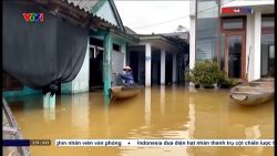<p>Lluvias torrenciales sin precedentes causaron inundaciones en Vietnam, dejando nueve muertos y cinco desaparecidos. Las imágenes de la televisión local muestran casas bajo el agua y el rescate de damnificados en Da Nang y Hoi An. Vietnam es vulnerable a este tipo de tormentas, que causan daños generalizados durante la temporada de lluvias.</p>