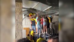 <p>Miles de aficionados sin boletos intentaron entrar en el Hard Rock Stadium de Florida para presenciar la final de la Copa América entre Argentina y Colombia, informó un portavoz del estadio. Muchos fueron vistos escalando paredes y trepando por los conductos de ventilación para entrar en el recinto. Se produjeron varios incidentes en medio del caos debido al "comportamiento descontrolado y a los aficionados que intentaban acceder al estadio", dijo el Departamento de Policía de Miami-Dade.</p>