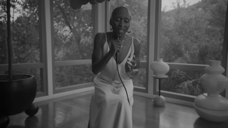 <p>Los fans no tienen que esperar el estreno de "Wicked: For Good" para escuchar la nueva música de Cynthia Erivo; Will Ferrell adaptará "Eurovision" a un musical de Broadway; y un vistazo al nuevo documental "Ocean with David Attenborough". Clara López tiene las noticias del entretenimiento del Minuto Hollywood.</p>