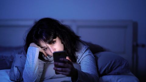 <p>La falta de energía y motivación puede estar relacionada con una cantidad baja de dopamina, un neurotransmisor ligado al sistema de recompensas del cerebro. La buena noticia es que el cerebro puede generar este neurotransmisor con pequeñas y fáciles actividades que el Dr. Sanjay Gupta propone en un "menú de dopamina" en el Minuto de Salud.</p>