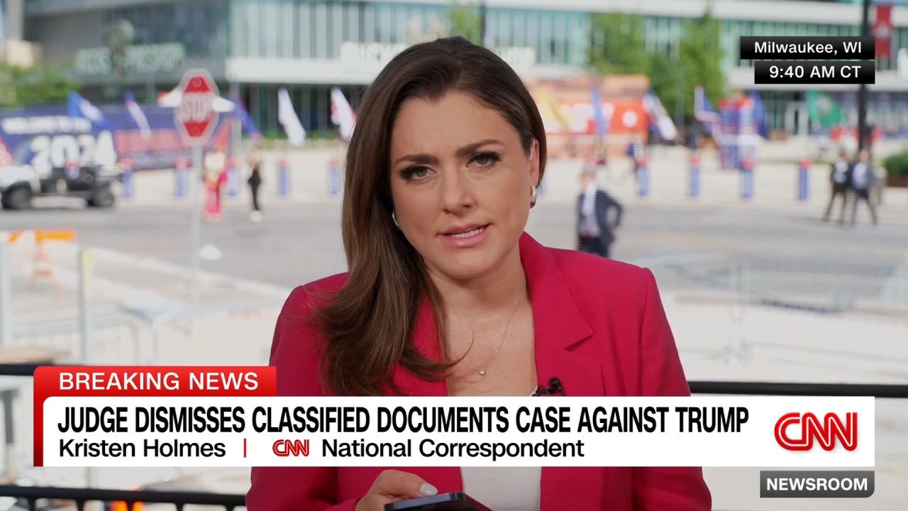 <p>A federal judge on Monday dismissed the classified documents case against Donald Trump, a shock ruling that clears away one of the major legal challenges facing the former president. CNN's Kristen Holmes reports.</p>