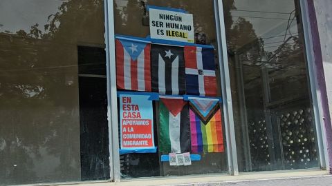 <p>La comunidad de Puerto Rico que reside en Estados Unidos se encuentra en incertidumbre luego de que Jennifer González, gobernadora de la isla, le diera el visto bueno al Departamento de Transportación y Obras Públicas para que entregar a las autoridades federales de inmigración un listado de miles de permisos de conducir provisionales que se aprobaron en la isla para inmigrantes, independientemente de su estatus migratorio. Miles de inmigrantes dicen sentir miedo por su futuro debido a las redadas contra indocumentados en Puerto Rico.</p>