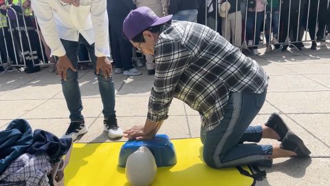 <p>Desde proporcionar atención vital en un paro cardíaco hasta ayudar a una persona que se está asfixiando, o la sobredosis de opioides. los lineamientos de reanimación cardiopulmonar, o RCP, de la Asociación Estadounidense del Corazón, tienen como finalidad ayudar diariamente a las personas están que una emergencia. y esas recomendaciones fueron modificadas esta semana. Hoy en el Minuto de Salud les contamos sobre esta actualización que puede ayudar a salvar una vida.</p>