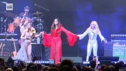 <p>Las cantantes Ana Bárbara, Marta Sánchez y Fey se presentaron en el concierto de "Dancing Queens", un evento dedicado a la música de Gloria Gaynor durante el mes del Orgullo LGBTQ+. "De alguna manera, a través de la música estamos dando un mensaje de liberación. El amor en cualquiera de sus formas es lo máximo y está en su máxima expresión, y hoy es el día de celebrarlo", declaró Ana Bárbara para CNN en Español. </p>