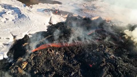 <p>Fascinantes columnas de humo se elevaban este miércoles en la cima y flujos de lava se desbordaban del cráter “Bocca Nuova” del volcán Etna ofreciendo un espectáculo único. Un video captado por drones muestra la actividad del volcán más alto de Europa.</p>