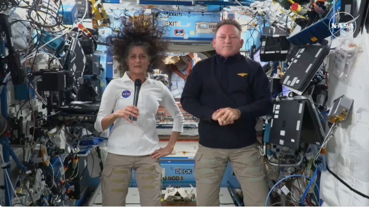 <p> La misión espacial de la NASA con los astronautas Suni Williams y Butch Wilmore, que estaba programada para durar solamente unos días, se ha convertido en una estancia de meses. Los astronautas del Starliner se comunicaron desde el espacio para hablar de su situación y del trabajo que realizan sus compañeros de la NASA.</p>