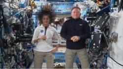 <p> La misión espacial de la NASA con los astronautas Suni Williams y Butch Wilmore, que estaba programada para durar solamente unos días, se ha convertido en una estancia de meses. Los astronautas del Starliner se comunicaron desde el espacio para hablar de su situación y del trabajo que realizan sus compañeros de la NASA.</p>