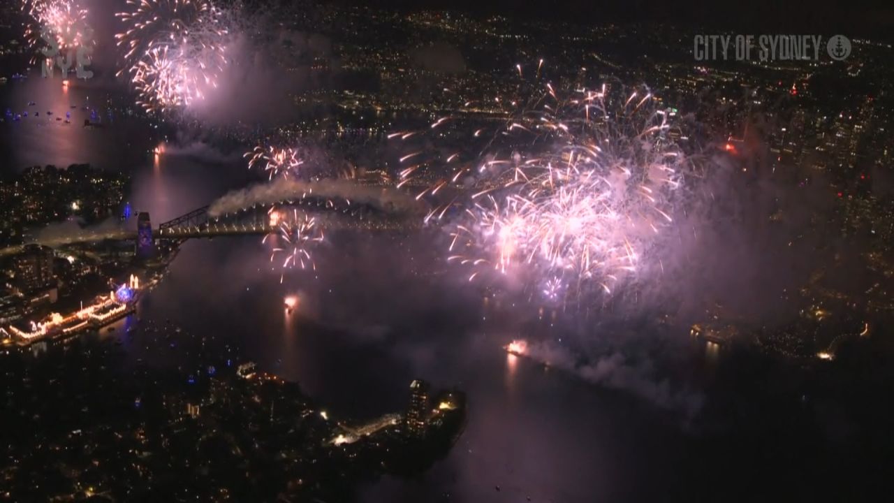 <p>La ciudad australiana de Sydney despidió el año viejo y recibió el 2025 con su tradicional espectáculo de fuegos artificiales que iluminó el cielo nocturno. Mira el impactante momento.</p>